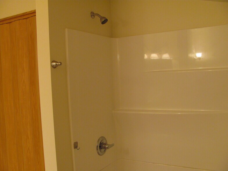 Upper bathroom - 2423 Parkfield Drive