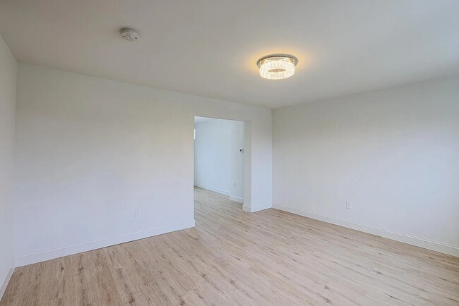 Building Photo - Beautiful 3 Bedroom 1.5 bath Move-In Ready!