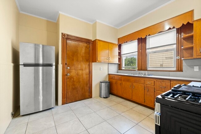 Building Photo - 32 Pearsall Ave
