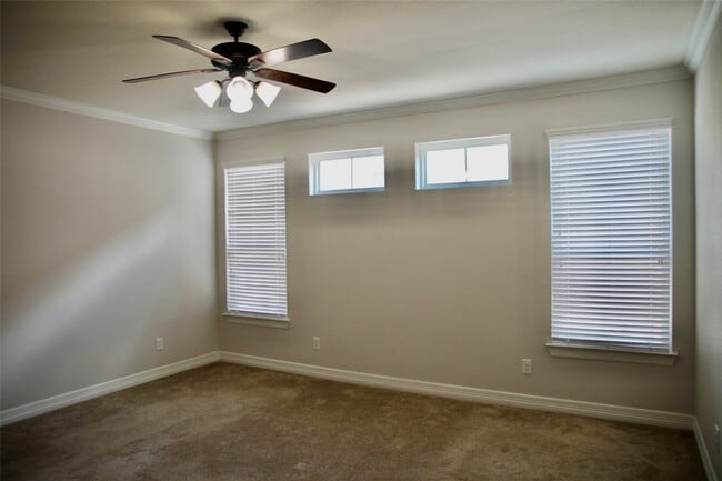 Building Photo - 28 W Oaks Dr