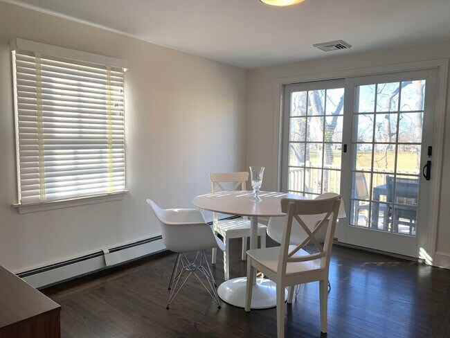 Building Photo - 31 Coggeshall Ave