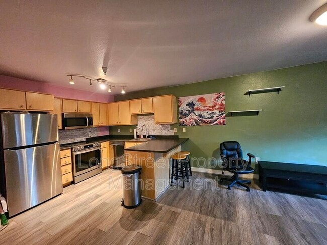 Building Photo - 9837 NE Irving St