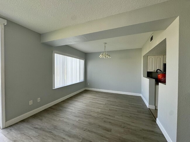 Building Photo - Contemporary Townhome for Rent in Davenpor...