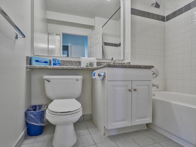 Building Photo - 33 Hudson St