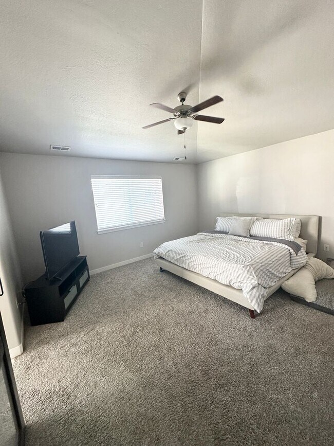 Building Photo - 4 bedroom/4 bathroom Home in Bluffdale