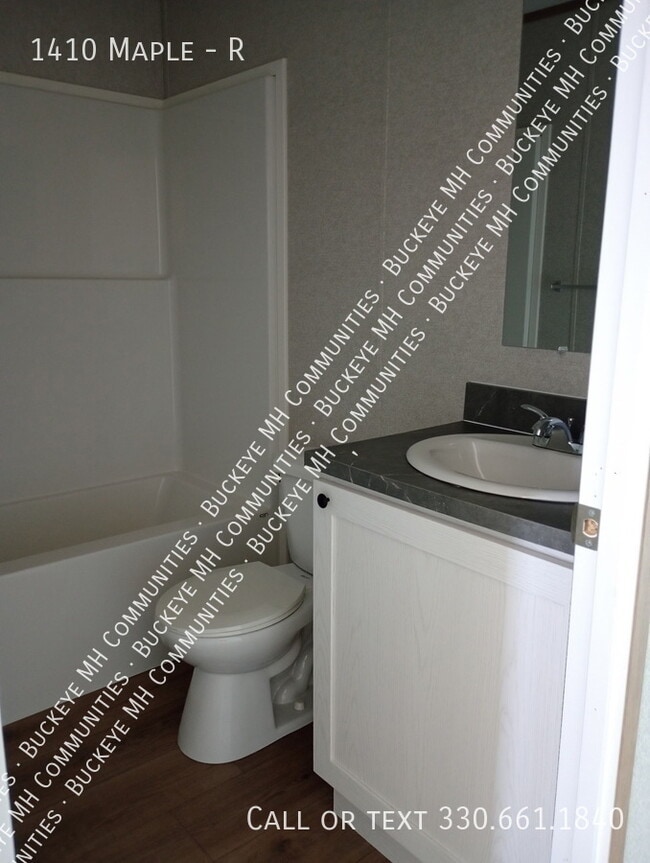 Building Photo - 1410 Maple-R