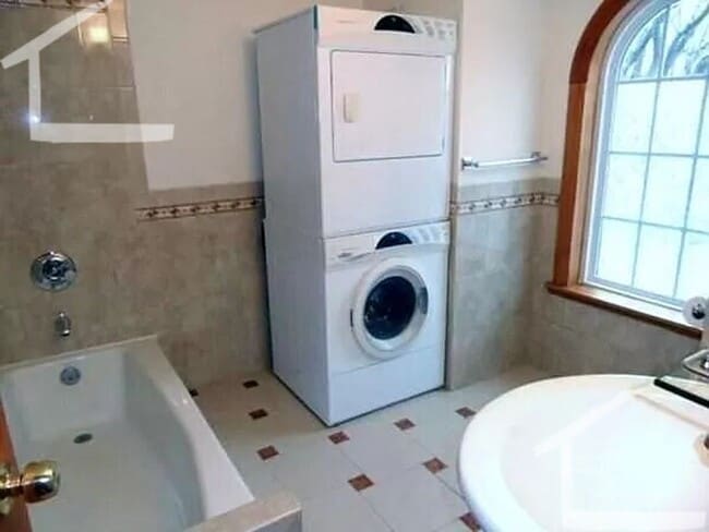 Building Photo - Single-Family House, High-End Appliances, Garage Parking, Central Heat/AC