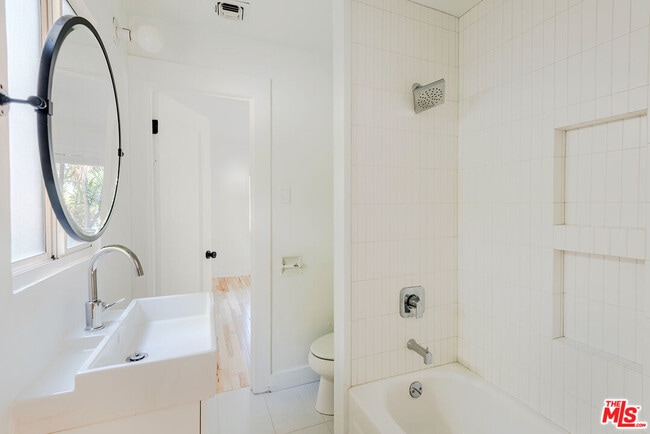 Building Photo - 4013 Sunset Dr