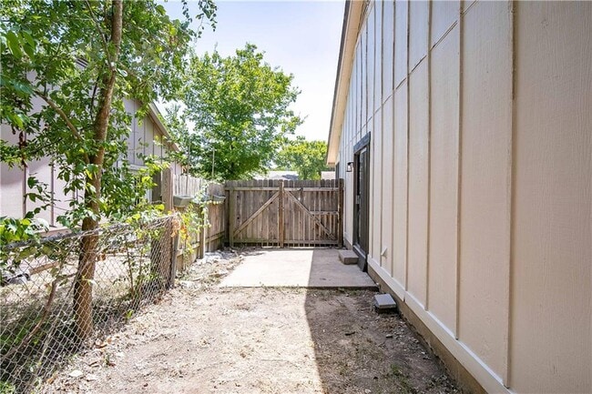 Building Photo - 12407 Tree Line Dr