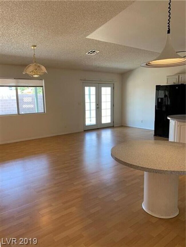 Building Photo - Spacious Single-Story Home with Large Lot & No HOA