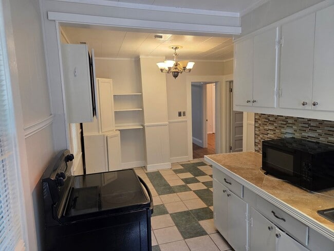 Building Photo - 3bd/1ba Cottage on private street with a s...