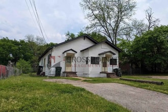 Building Photo - Versatile 2 Bedroom, 2 Bath Duplex-Tour Today!