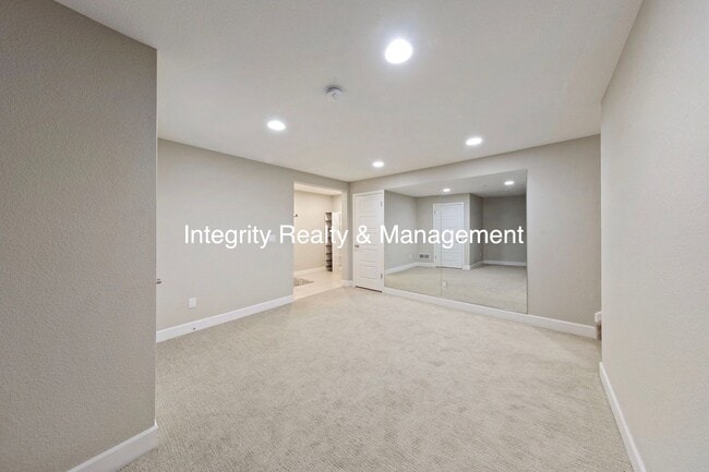 Building Photo - 3 Bed/2.5 Bath Townhome, 1999 sq ft, 2160 Meadows Blvd Unit A