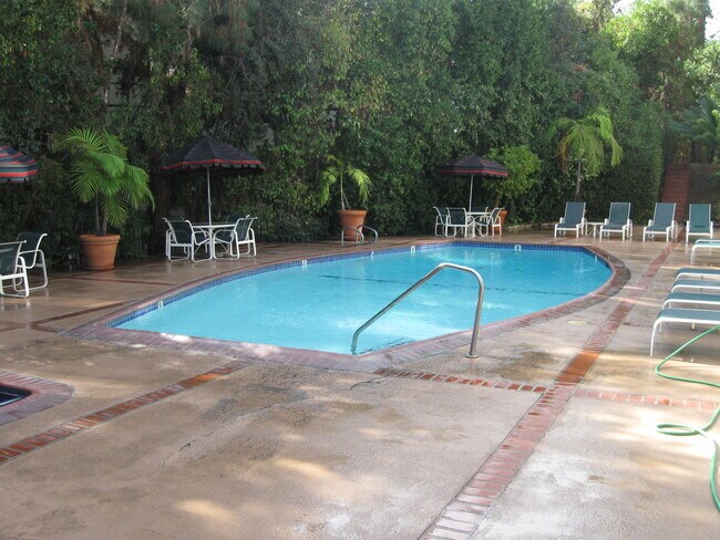 Building Photo - 8530 Holloway Dr