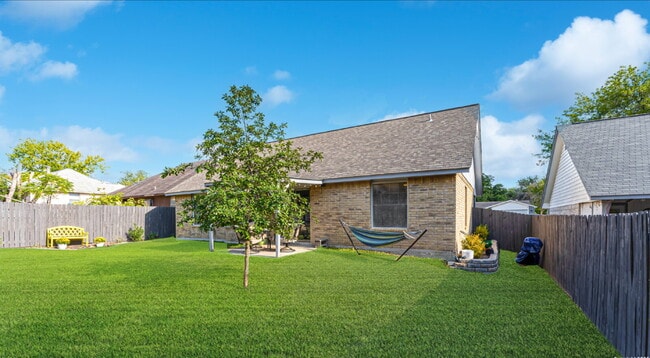 Building Photo - "Charming 2-Bed Oasis with Granite Touches in Schertz - Your Cozy Retreat Awaits!"