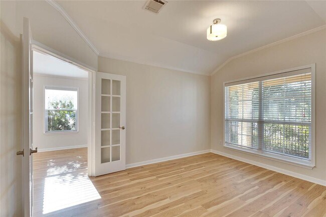 Building Photo - 600 Lakemont Dr
