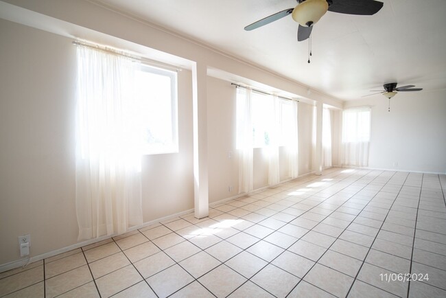 Building Photo - 3 bd / 2 ba Upstairs Unit in a Triplex