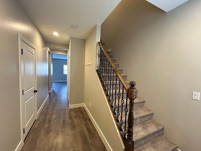 Building Photo - Meadow Crest Home!!!!