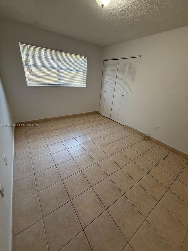 Building Photo - 1305 W 53rd St