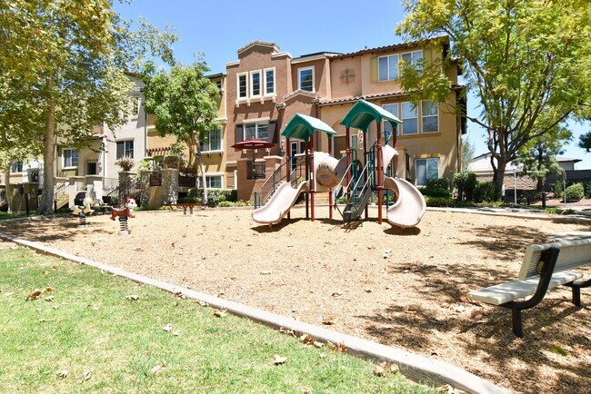 Building Photo - Beautiful 4 Bed, 3.5 Bath Townhouse