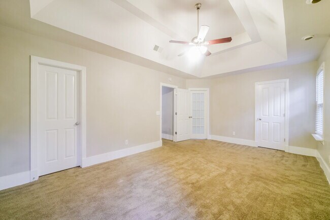 Building Photo - 3073 Essex Dr