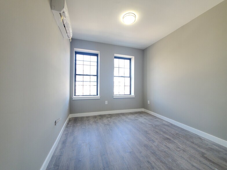 Unit 4 - 72 Arlington Ave