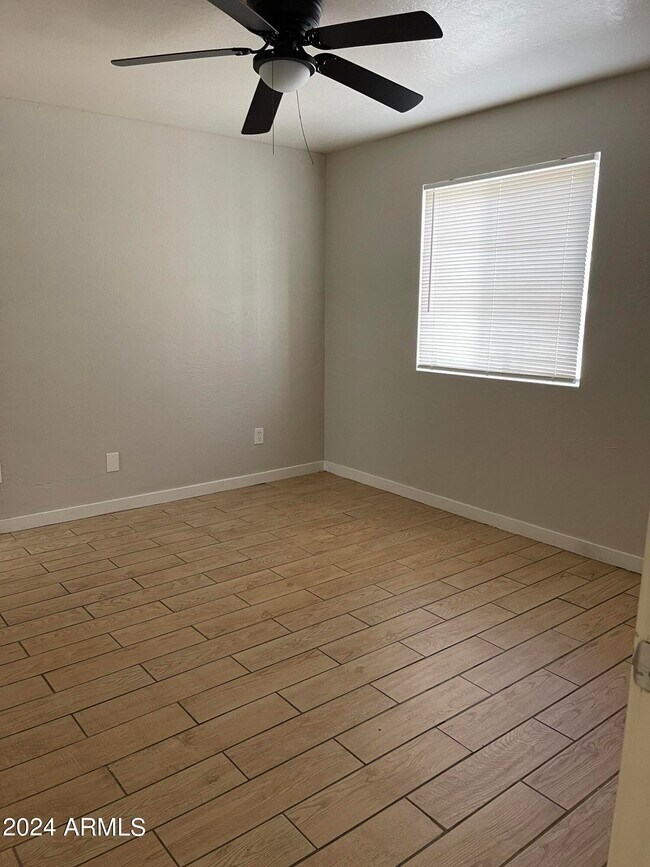 Building Photo - 916 N Pueblo Dr