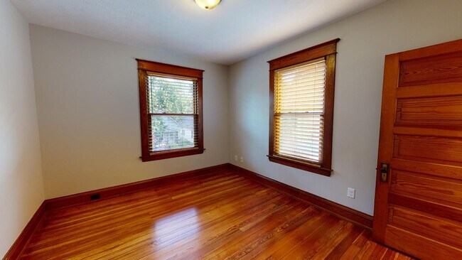 Building Photo - 1025 Park St SW