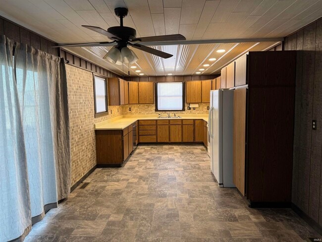 Building Photo - 2418 E 550 N