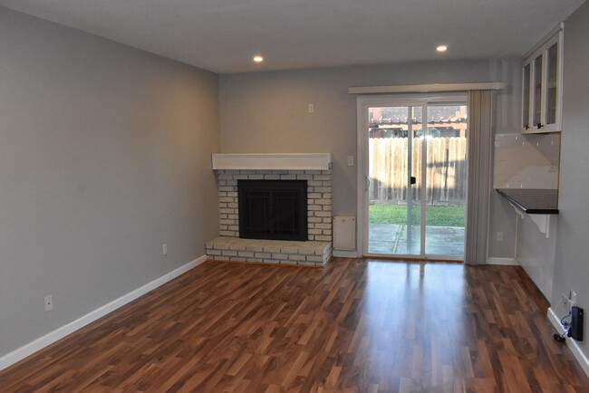 Building Photo - Nicely updated Laurel Creek home!