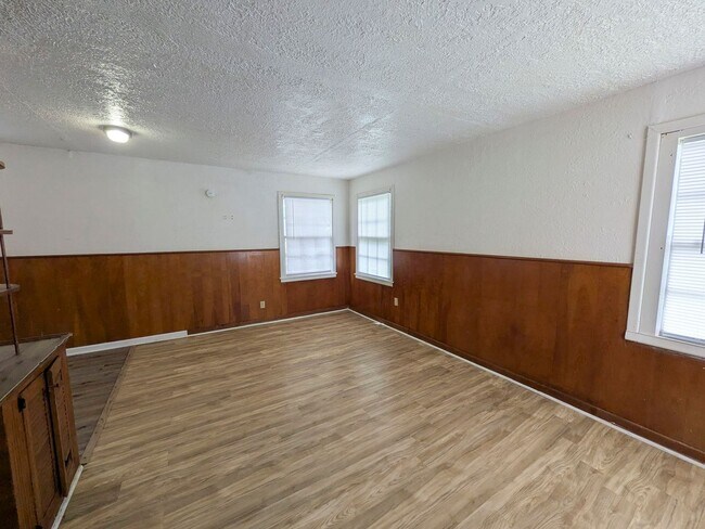 Building Photo - 1810 Roberts Ave