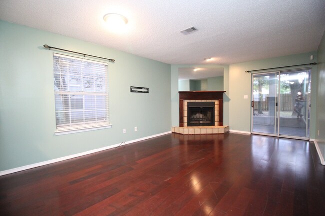 Building Photo - 2 bed 2 bath 1st floor condo near Pensacol...