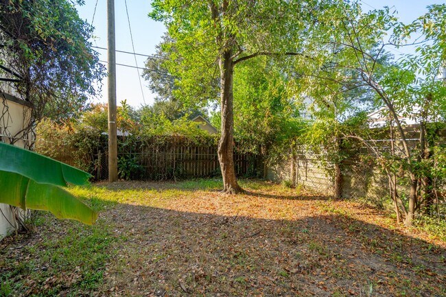 Building Photo - Quaint One BR Frog Rental - Steps from Park Circle with Private Yard!