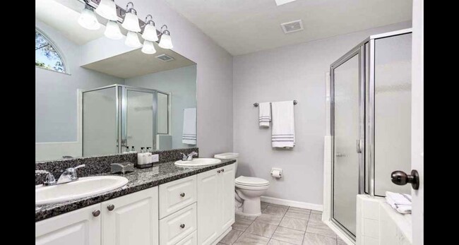 Building Photo - Bright and spacious home in Eagle Point!