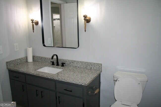 Building Photo - 2075 Pinewood Dr