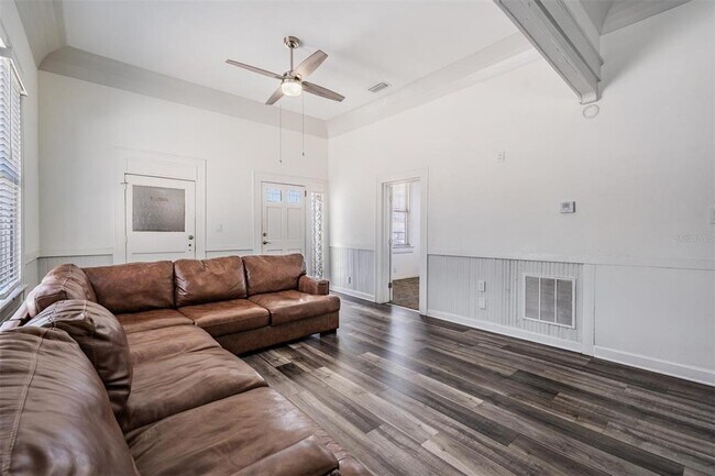 Building Photo - 2319 W Aileen St