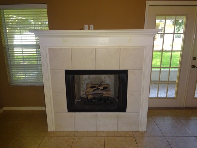 Building Photo - Spacious Home In South Pointe