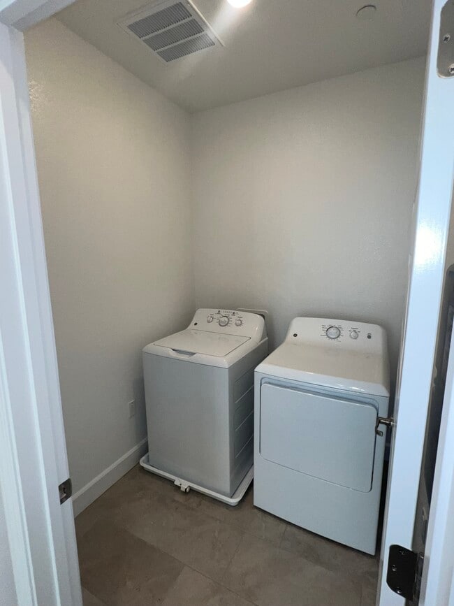 Building Photo - 4041 Flathead Dr