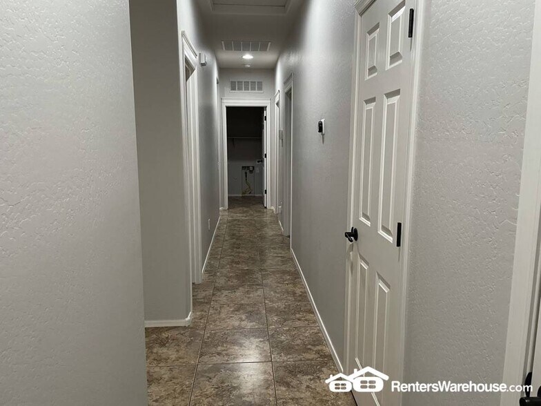 Building Photo - 10802 W Saddlehorn Rd