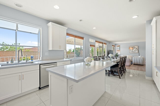Building Photo - 10919 Mirador Dr