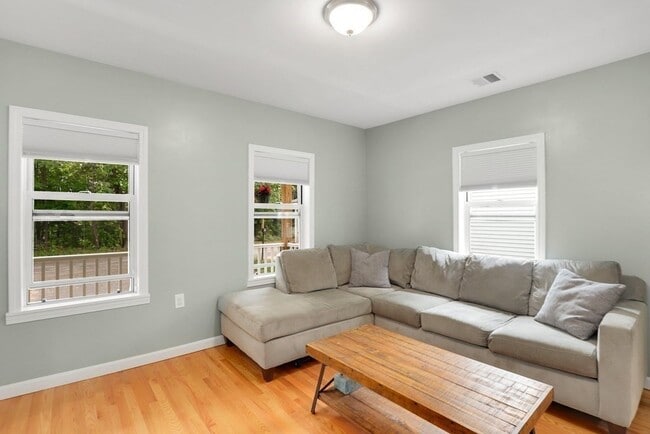 Building Photo - 37 Lindsay St