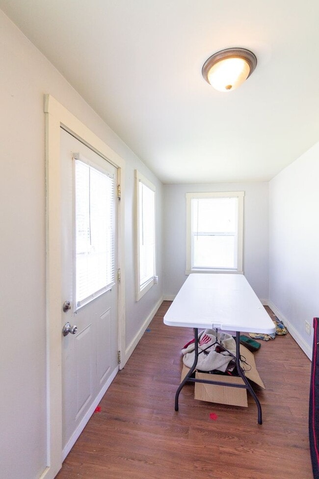 Building Photo - PRELEASING for AUGUST! Close to Campus