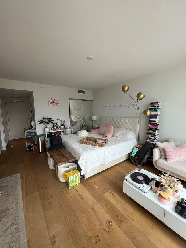 Building Photo - Central AC. Two Swimming Pools. Ocean view. (RRLLC)