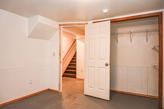 Building Photo - Huge 5 Bed 2 Bath Home for Rent! Great Loc...