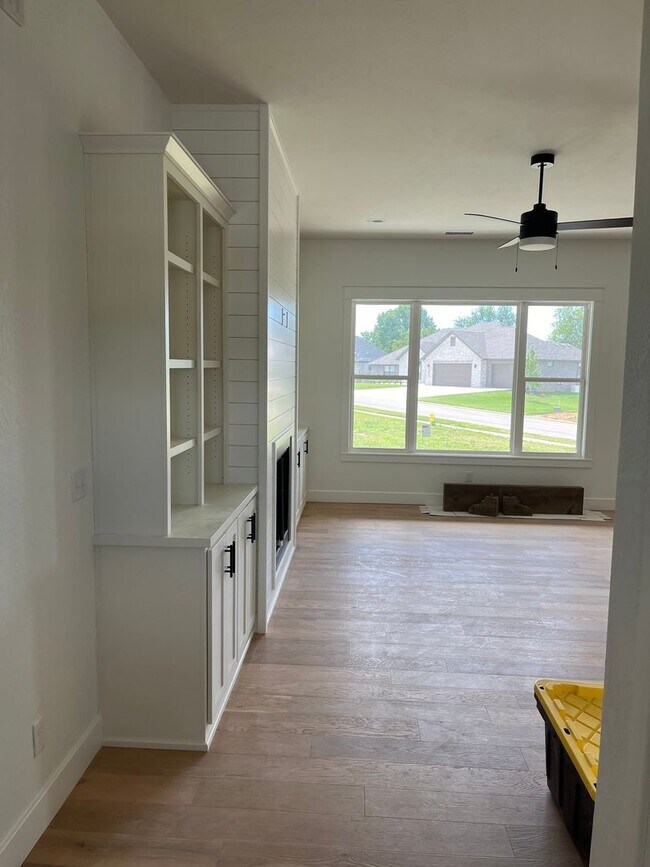 Building Photo - Beautiful One-Year-Old 4 bedroom, 2 bath home on a cul-de-sac in the exclusive Lion's Gate neighb...