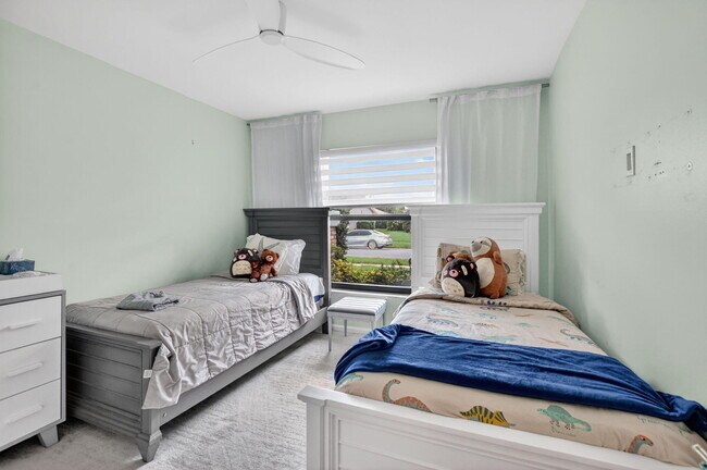 Building Photo - 10065 Camelback Ln