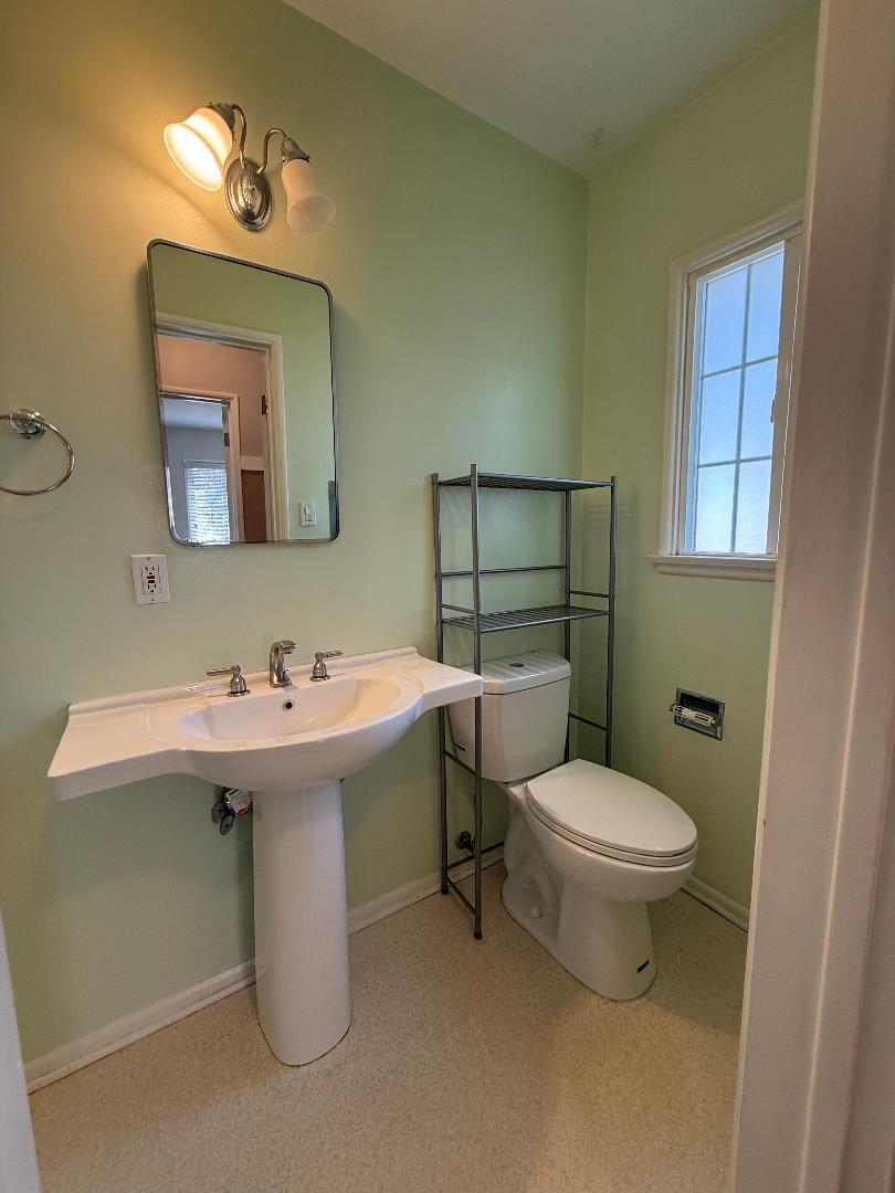 Building Photo - 8552 Woodley Ave