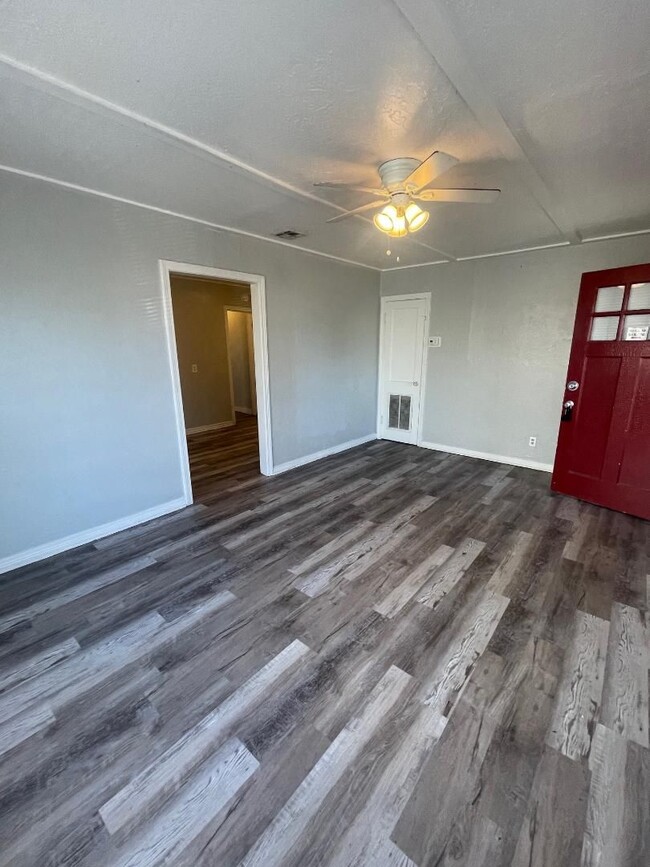 Building Photo - 1 Bed 1 Bath Duplex For Lease Now!