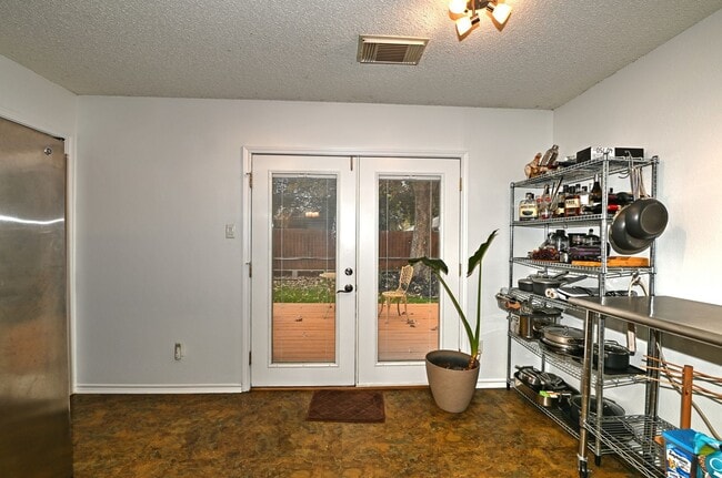 Building Photo - Spacious cozy home  |  Great location  |  2 bedroom  |  1 bath  |  1 car garage