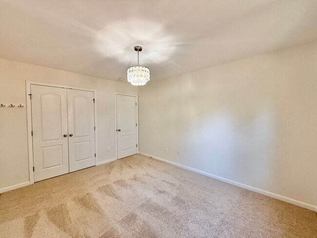 Building Photo - Newly Remodeled 4BD, 2.5BA Raleigh Corner-...